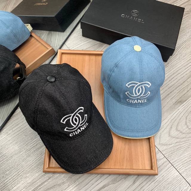 ￥70。C家。刺绣款【超A品质】最新款！时尚潮流，高端做工！每一个帽子都是用心之作！牛津材质！头层牛皮！配盒子、防尘袋！非一般的品质，细节也很重要。真皮帽钉，真