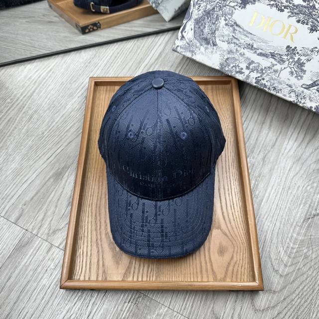 特价￥60。D家。【配防尘袋】新品棒球帽！材质：纯棉！透气性好！春天挡风，夏天防晒必备单品！颜色大气！款式新颖别致好搭配衣服！实用性强，高端品质！随心搭配～真的