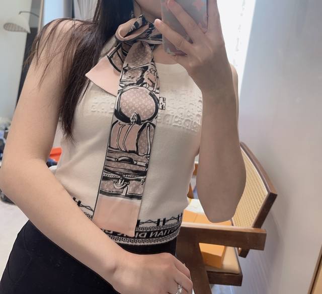 50 上新 Tiwlly姐妹款[玫瑰][玫瑰]Lv路易威登系列专柜束发带/飘带款！可当小围巾，绑头发，绑手袋，绑在手腕装饰！多功能随便你搭配！双面斜纹真丝！尺寸