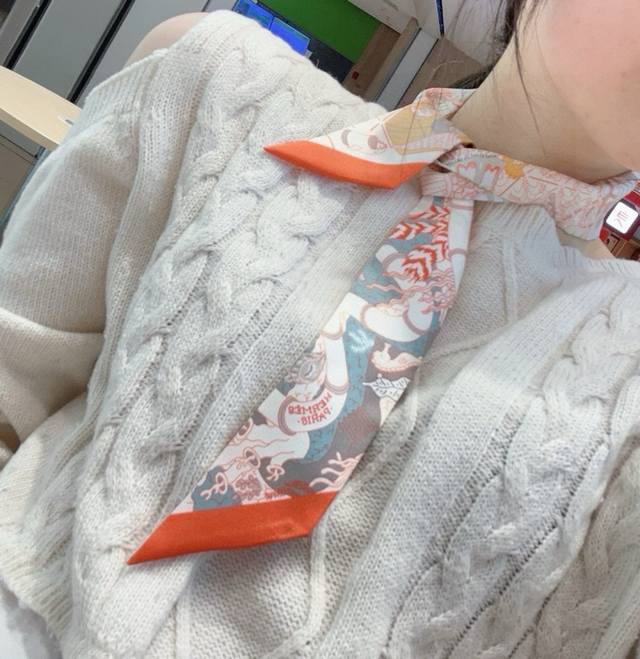50 水上游乐园。Twilly小丝巾 顶级斜纹真丝打造 超精细的印花非常清晰 绝对是送礼自用的首选丝带既可绕于颈间，亦可缠于腕部、腰部，同样也可以搭配在心爱的包