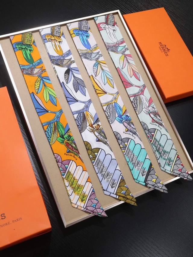 p60Phms1918专柜同步 爱马仕全新系列丝带 顶级斜纹真丝打造 超精细的印花 字迹非常清晰 绝对是送礼自用的首选丝带既可绕于颈间，亦可缠于腕部、腰部，同样