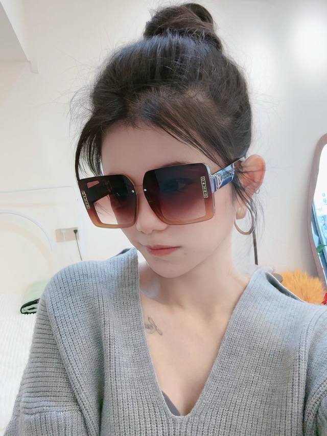 p80 Lv大框太阳镜墨镜经典的方框设计，不挑脸型，无论搭配大衣还是连衣裙都非常显气质预防紫外线 型号：型号：L0623