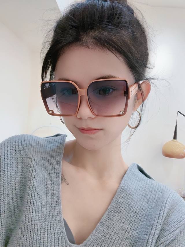 p90 【Dior-迪奥】2025开春新款 潮流爆款 时尚方框偏光太阳镜 高品质 佩戴舒适 网红潮款墨镜 女士高清尼龙偏光太阳镜 高品质Tr镜框 型号：Cd12