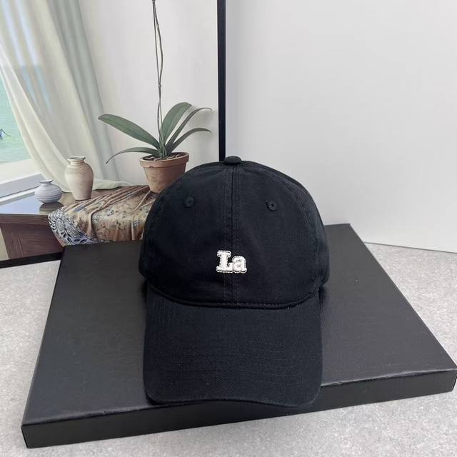 跑量60 la新款软顶棒球帽 日常通勤搭配的加分神器 经典素色帽型非常百搭 可调节的设计对各种头型都友好
