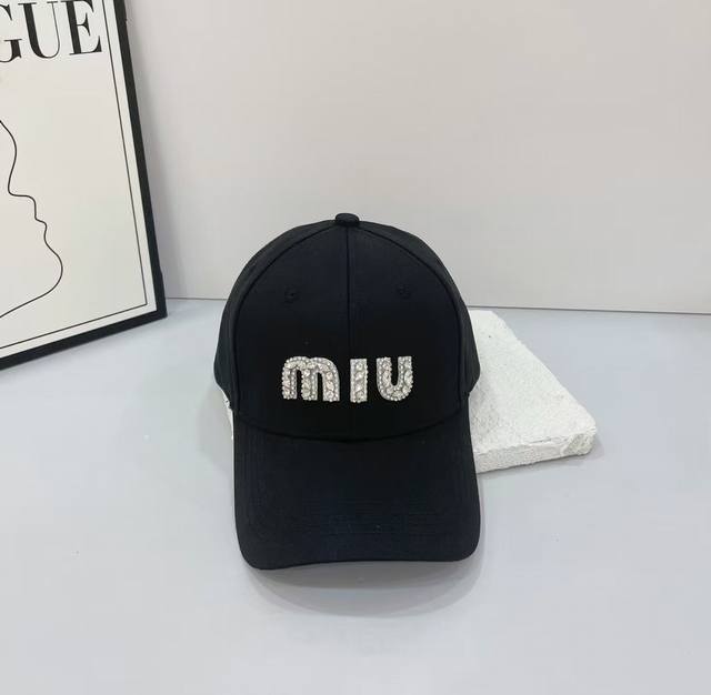 跑量70 miu～新款棒球帽 日常通勤搭配的加分神器 经典素色帽型非常百搭 可调节的设计对各种头型都友好