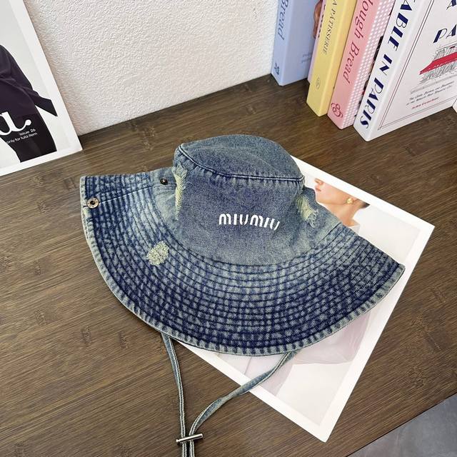 跑量70 miumiu新款牛仔渔夫帽 夏天来了，炎热的天气下，一顶好看的帽子成为了必不可少的时尚单品。这款牛仔渔夫帽，既有时髦的外观，又能有效防晒，让你在街头巷