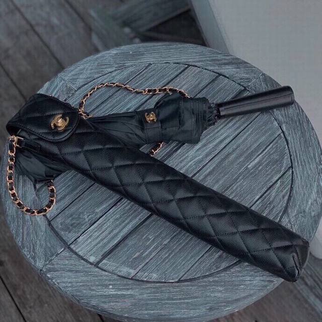 p120 Chanel香奈儿中古雨伞时尚博主人手一套，造型神器！复古伞型+菱格鱼子酱伞套 出片率极高！自带高级感！伞包双C五金！细节完爆…