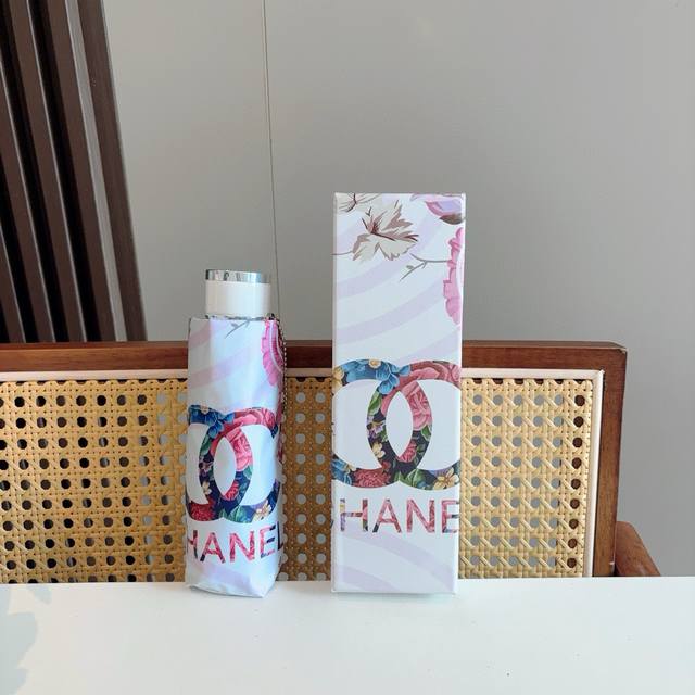 70 Chanel香奈儿 五折伞 热卖款 时尚指数爆表 不论晴天雨天使用都相得益彰 拥有它感受风从身体经过的感觉 留下沁人的芬芳 时尚达人必备哦 原单代工级品质