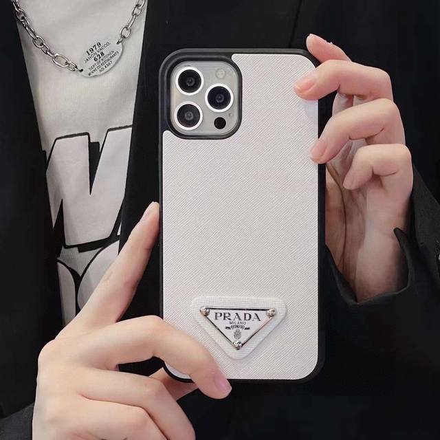 70新款上架 普拉达·Prada官网同款全包手机壳，精准孔位 iphone16系列更新 型号：为了不出现报错型号，请打开本机查看手机设置显示的型号 iphone