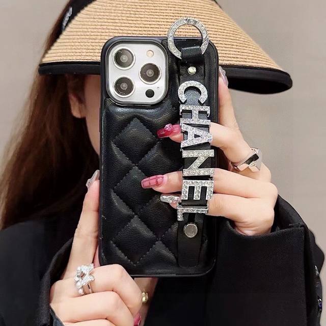 90 [庆祝][庆祝][庆祝]新品上架，香奈儿钻字母手腕带手机壳 手感柔软舒适！ 型号：为了不出现报错型号，请打开本机查看手机设置显示的型号 iphone15P