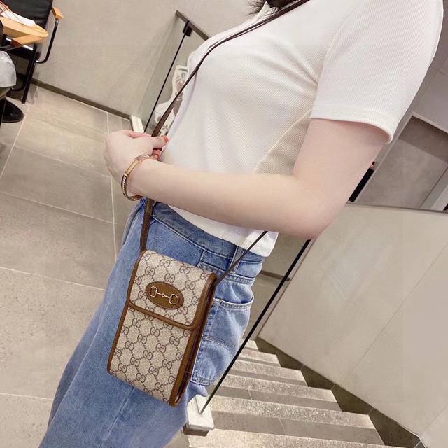 120 Gucci马衔扣通用手机包 生活出门不需要带现金的时代，这个包完全可以满足你日常使用 内含卡片槽位，翻盖设计，简单方便时尚大方， 今年夏天最火的包包，不