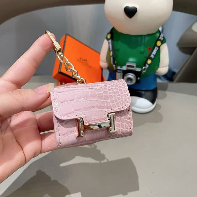 80爱马仕蓝牙耳机包官网1:1耳机套 鳄鱼皮纹（花纹随机裁剪）金属Logo 时尚迷你斜挎包包 可以当包饰，耳机包一举两得！ Airpods 3代