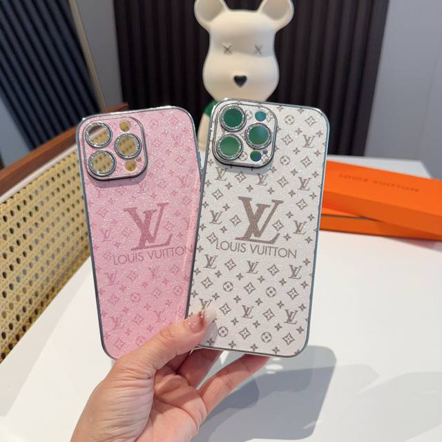 70新品Lv手机壳 电镀边闪粉镜头膜 全包壳 型号：为了不出现报错型号，请打开本机查看手机设置显示的型号 iphone16系列更新 iphone16Pro Ma