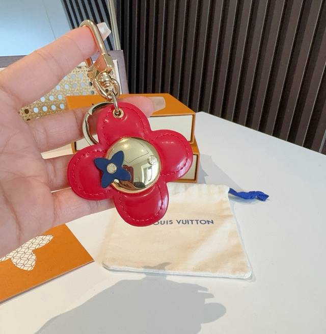 90 Lv钥匙扣 太阳花挂件系列立体花朵 包包挂饰 红色花朵金色圆脸设计背面粉色