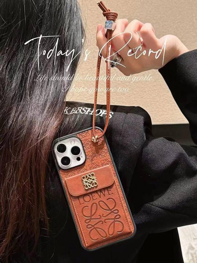 80罗意威.Loewe翻盖插卡手机壳 短款手腕绳 插卡手机壳 型号：为了不出现报错型号，请打开本机查看手机设置显示的型号 iphone16系列更新 iphone
