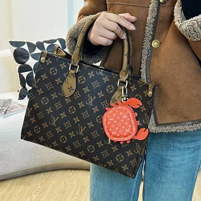 120。官网新品 热卖Louis Vuitton 路易威登Lv 小螃蟹耳机包钥匙扣挂件挂饰 Lv钥匙包蓝牙耳机包 可放耳机 零钱等小物件 以玲珑之姿复刻路易威登