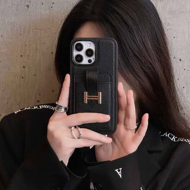 80新款上架 爱马仕 Hermes手机壳 官网同步 荔枝纹皮质卡包手机壳黑色 橙色 型号：为了不出现报错型号，请打开本机查看手机设置显示的型号 iphone16