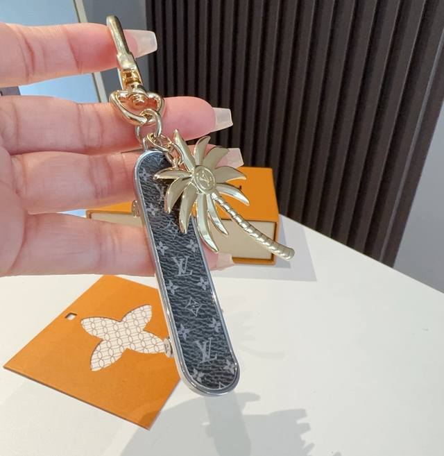 90 Lv路易威登钥匙扣M01015Cali Skating椰树滑板钥匙扣包包挂饰车钥匙挂件 精钢金属扣