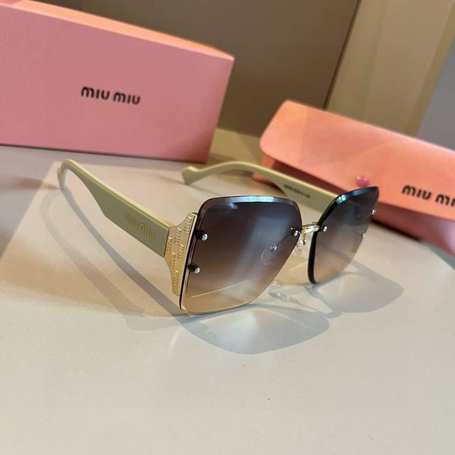 100￥ 缪缪Miumiu新款太阳镜，高级感无框太阳镜女款防紫外线开车专用大脸显瘦连体眼镜
