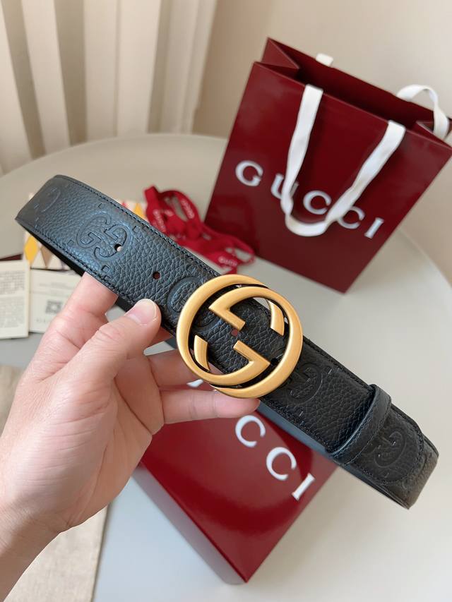 p170 Gucci 古奇 宽度:4.0Cm 专柜新款 代购品质 进口头层小牛皮 配饰不断为经典注入新意，焕新演绎品牌典藏元素。在这款腰带上，经典Gg字母交织图