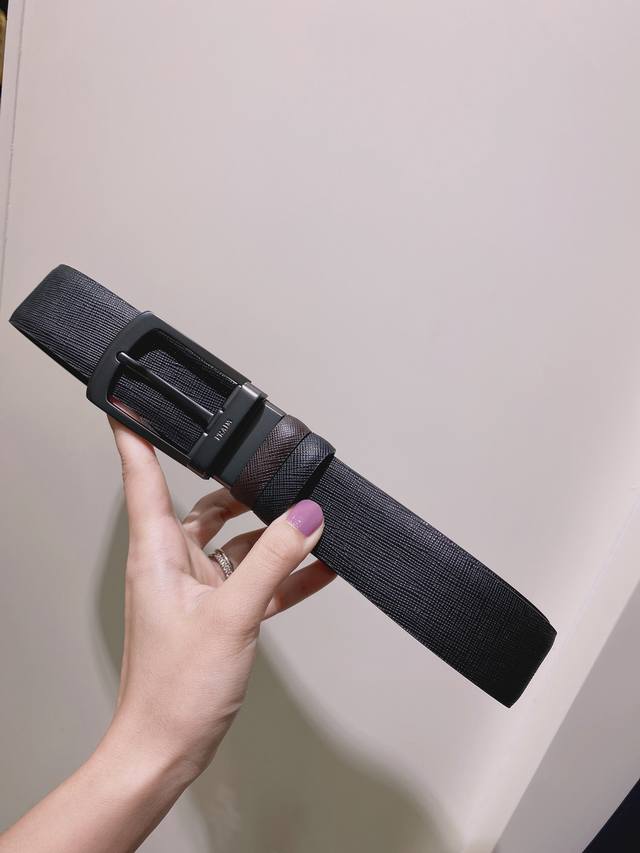 p180 普拉达（Prada）是意大利奢侈品牌，独特的设计结合了流行简约与优雅的气质，完美地衬托出Prada优秀的产品。风格独树一帜！35Mm宽度。