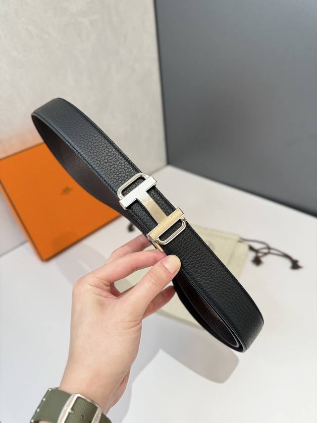p180 爱马仕（HermèS）腰带是奢侈品牌爱马仕的经典配饰之一，以其高品质的皮革、精湛的工艺和标志性的设计闻名。 自动平滑扣腰带 精钢五金 搭配原版皮腰带身