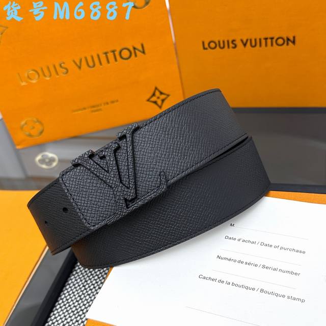 p170 Lv Optic 40 毫米双面腰带取材丝滑牛皮革，中央 Lv Initiales 搭扣在浓郁色调中亦可呈现鲜明轮廓，为整体造型注入当代个性