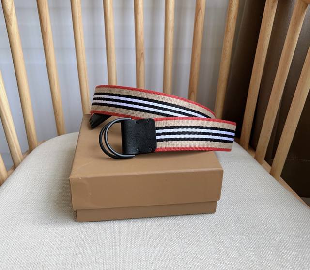 p170 Burberry 巴宝莉 双D型环搭扣设计 灵感源自品牌标志性Trench风衣 意大利腰带 宽:4.0Cm 巴宝莉专属标识 引领时尚的顶端 流行款