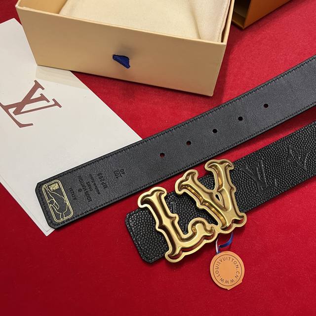 ss21新品 驴家与Nba联名合作款 宽度40Cm 进口原厂球纹衬托柔软小牛皮底 双面可用 底部压有金色Nba字样 搭配精密电镀经典搭扣 更多细节请看实拍图 N