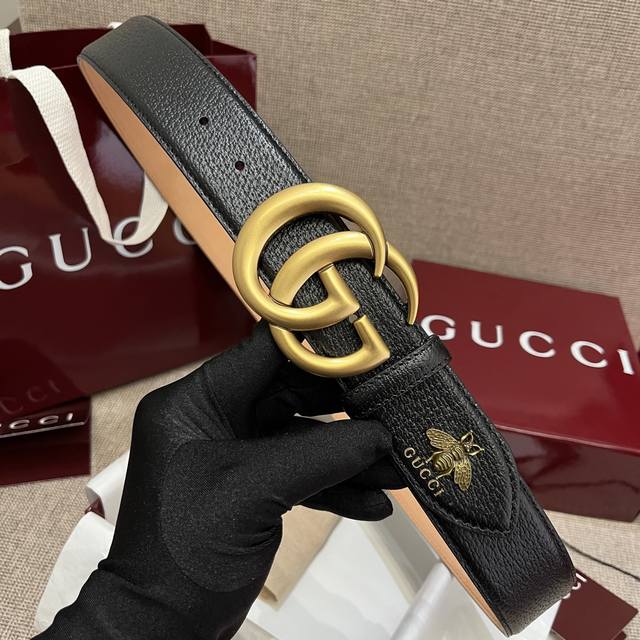 g U C C I 男士新品腰帶 寬度40毫米 採用進口頭層豬紋皮紋理制成 帶身尾部帶有品牌家族Logo 及小蜜蜂（吉祥物）饰品装饰 全新做旧效果双G扣 P29