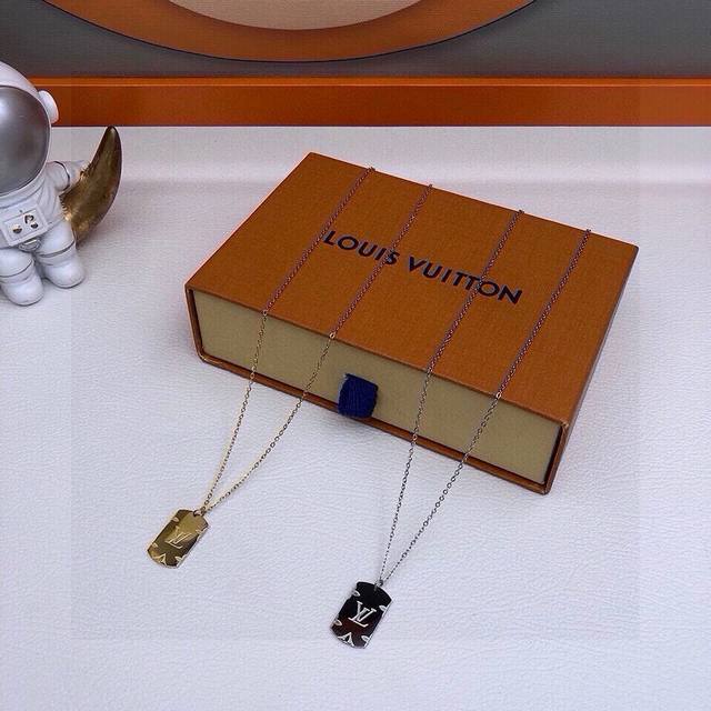 70元配图片原版包装 louis Vuitton官网M62484 Monogram吊坠项链。 monogram珠宝首饰系列融合精致的Monogram雕刻花纹与闪