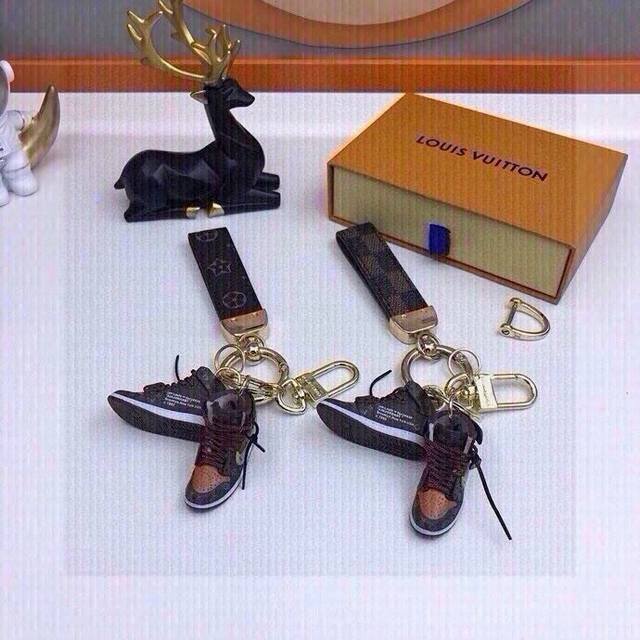 100元配图片原版包装 独家定制款，爆款Aj迷你鞋 路易威登Louisvuitton 钥匙扣经典老花Monogram，经久耐用， 是 Dragonne 钥匙扣理