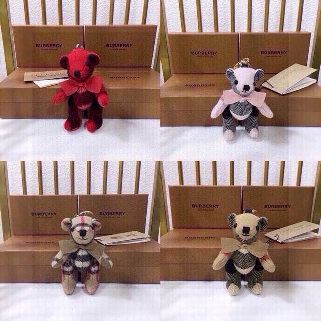 100元配图片原版包装 巴宝莉Burberry官网格纹羊绒Thomas泰迪包饰与钥匙扣。 独家新款上市！全国独家实拍Thomas 泰迪熊吊饰，选用柔软的格纹羊绒
