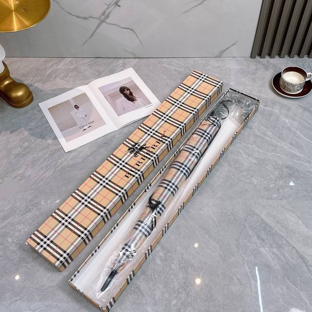 p100 Burberry（巴宝莉）直杆长伞 原版包装+防尘布袋 高端手柄 贴合手掌更舒适火爆时尚单品，超轻铝合金伞骨，无论伞面还是伞骨都选用更加轻盈的材质，最
