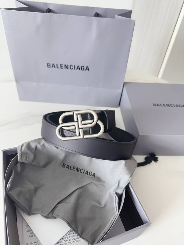 巴黎～世家（Balen～Ciaga）是法国的奢侈品牌，作为时尚界最具影响力品牌之一的地位。设计师源于：都市时尚潮流独特的设计风格，采用进口小牛皮制作；搭配纯铜复