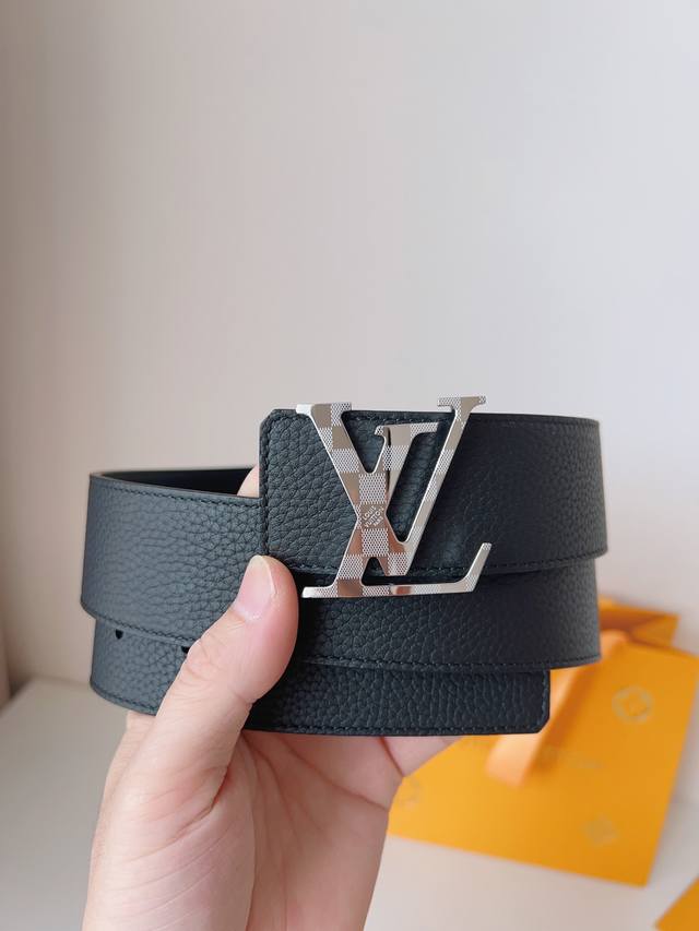 l～V 这款经典而又魅力恒久的腰带外型宽大，精品五金扣通过精工Cnc工艺更加精致完美；新款带扣和牛仔装相得益彰，彰显一派休闲气息。易搭配各类服饰；经典不过时。宽