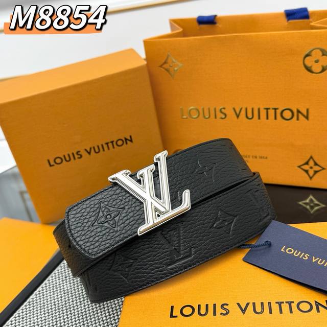 m8854 Lv Shadow 腰带拥有 Monogram Shadow 皮革的经典风尚和素面皮革的内敛格调，再为 Lv 搭扣描绘珐琅条纹，以摩登笔触焕新男士衣
