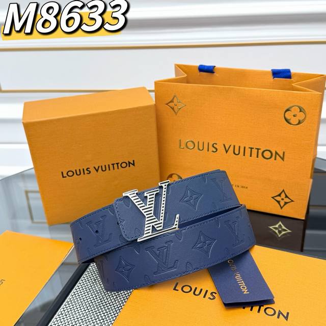 m8633 Lv Shadow 腰带拥有 Monogram Shadow 皮革的经典风尚和素面皮革的内敛格调，再为 Lv 搭扣描绘珐琅条纹，以摩登笔触焕新男士衣