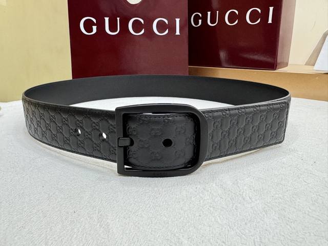 gucci古驰Gg牛皮印花针扣腰带，秋冬吸睛来袭，4厘米。新款包装让人有种眼前一亮的感觉。顶级P220