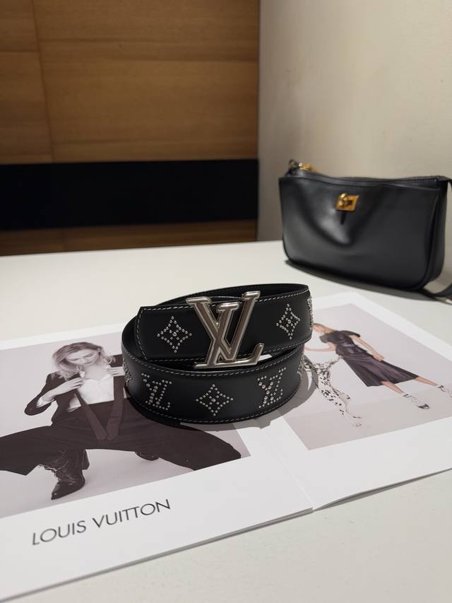 lv驴家新款铆钉男士皮带 驴家经典款双面皮带再升级，经典平纹皮五金搭配平纹底带身搭配铆钉，纯钢挂扣，精钢制作，百搭吸晴。 宽度4.0 代购版本340 顶级P34