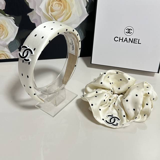特P80 （两件套）配专柜包装 chanel（香奈儿）最新爆款来啦小香风两件套发箍发圈 优雅的Girl值得入手 非常好搭配 气质有品位 建议两个一齐佩戴 神奇的