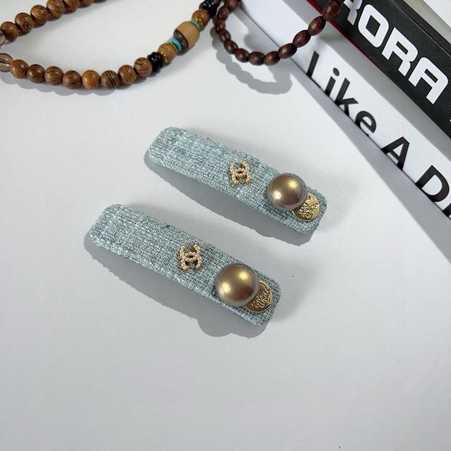 配包装P60（一对） chanel（香奈儿） 新款小香风珍珠Bb夹、经典字母Logo边夹刘海夹发饰， 高级感日韩幻彩少女简约百搭款！