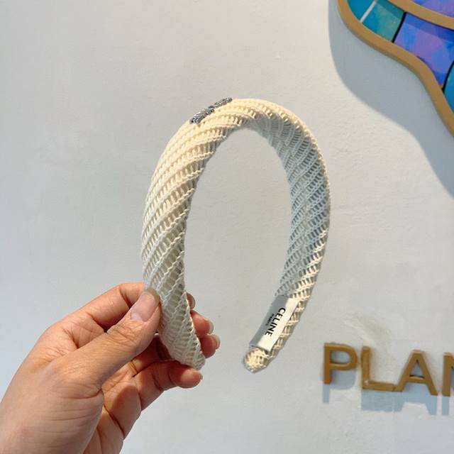 配包装P60 celine（赛琳）韩国新品小清新字母毛线发箍，佩戴舒适无压力，造型搭配必备！时尚外出百搭款发饰！