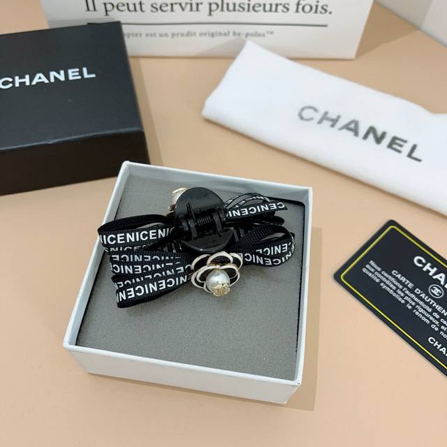 配包装P60 chanel （香奈儿） 欧美新款山茶花潮流抓夹，明星同款 女神必备单品，非常百搭，时尚发夹， 戴上它满满的高大上。