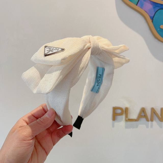 配包装P60 prada （普拉达） 欧美新款蝴蝶结潮流色彩发箍，明星同款 女神必备单品，非常百搭，时尚潮流， 戴上它满满的高大上。