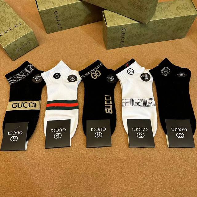 特批50 Gucci · 古奇G家新品男款短袜【一盒五双】G家专柜同步短袜，提花经典标志，超级Nice，实物超漂亮，超火爆小单品，大牌出街，潮人必备超好搭