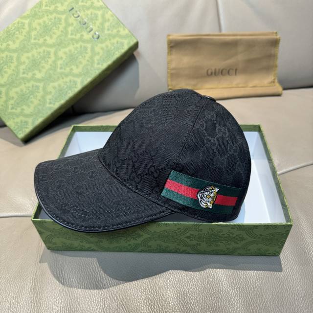 p80 配盒子布袋，Gucci(古奇)新款原单棒球帽， 虎头织带，1:1开模订制，重工刺绣，细节可媲美专柜，原版帆布料+头层牛皮，质量超赞！帅男靓女首选，时尚百