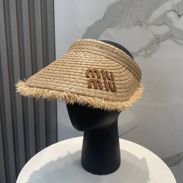p50 配防尘袋 Miumiu缪缪 空顶帽，夏天必备单品，因为真的太好搭，夏天搭配清凉夏日风情真的超级文艺范～随便一身小白裙就可以吸引大片目光～