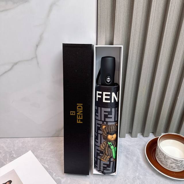 p70 Fendi（芬迪）年度火爆力作 来自意大利的著名奢侈品牌 以其调皮古怪的风格创造了一个独特的时尚席卷了整个时尚界 撑着这样的伞走在街头 时尚指数立刻爆表
