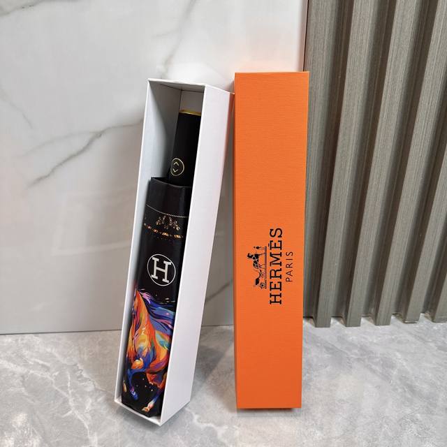 p70 Hermes（爱马仕）幻彩 夏季新款 全自动折叠晴雨伞 黑色涂层防晒有效阻隔紫外线99%，Upf>50 所以能起到伞下体感降温的效果！ 有效隔热，高效防